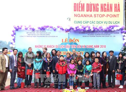 Hà Giang đón vị khách du lịch quốc tế đầu tiên năm 2018 ảnh 1